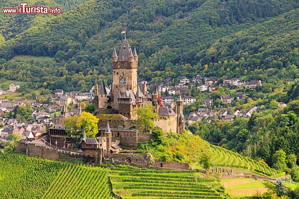 Immagine Il castello di Cochem (Germania) fu ristrutturato nel XIX secolo da un ricco signore di Berlino, che lo aveva acquistato in pessime condizioni, ormai in rovina.