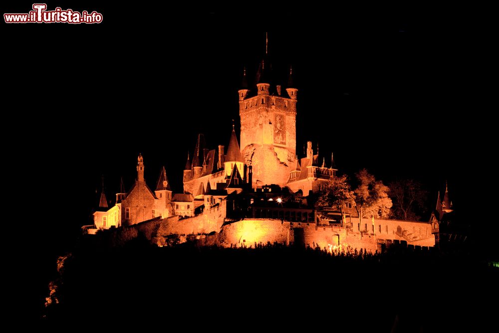 Immagine Il castello di Cochem, lo splendido Reichsburg, con il suo aspetto fiabesco domina dall'alto di una collina sopra il paese.