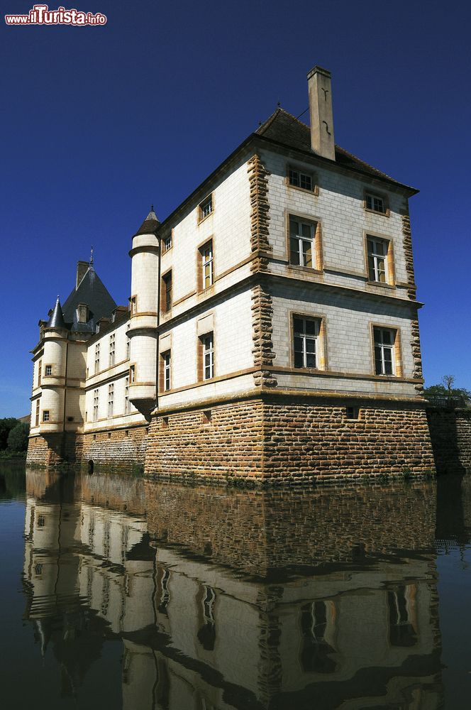 Immagine Il castello di Cormatin riflesso nelle acque del fossato, Borgogna, Francia. L'attuale maniero venne iniziato nel 1605 utilizzando le fondamenta di una precedente costruzione fatta erigere nel 1280 da Henri du Ble.