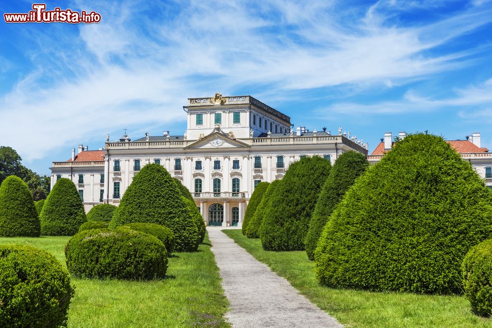 Immagine Il castello di Fertod nei pressi di Sopron, Ungheria. Lungo la statale che da Sopron porta a Budapest si trova la città di Fertod: qui sorge il complesso architettonico chiamato "Versailles ungherese". A volerlo fu il principe Miklos Esterhazy detto il Magnifico che a metà del 1700 fece erigere questo imponente castello su esempio della reggia francese.
