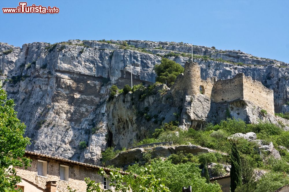 Immagine Il castello di Fontaine-de-Vaucluse, Provenza, Francia: i resti di questa antica dimora del XIII° secolo sono abbarbicati a uno sperone di roccia.