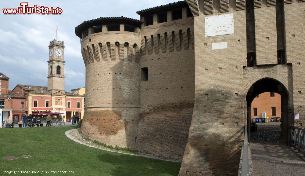 Immagine Il Castello di Forlimpopoli e Piazza Garabildi - © Paolo Bona / Shutterstock.com