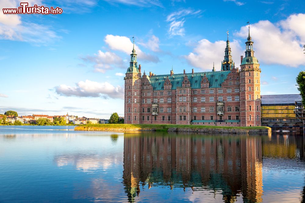 Immagine Il castello di Frederiksborg riflesso nelle acque del lago di Slotso a Hillerod, Danimarca.