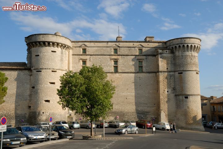 Immagine Il castello di Gordes, Francia - Punto di partenza per ogni visita nel villaggio provenzale, il castello di Gordes venne ricostruito in stile rinascimentale nel 1525 sulle rovine del vecchio castello edificato nel 1031. Sede di eventi e mostre, dal 1996 ospita una mostra dedicata a Pol Mara, pittore fiammingo contemporaneo. Vi si accede dal grande portone alle spalle della piazzetta con la fontana  © Philip Lange / Shutterstock.com