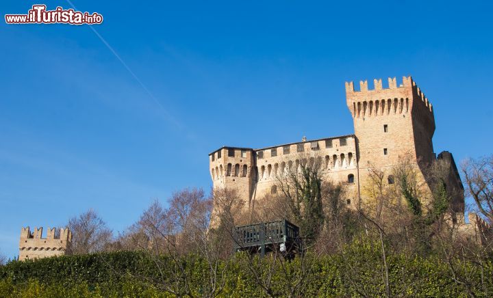 Immagine Il castello di Gradara, Italia. A costruire la fortezza e le due cinte murarie fra il XIII e il XIV secolo e a conferirle l'attuale aspetto furono i Malatesta; il mastio fu invece voluto dalla potente famiglia dei De Griffo attorno al 1150. L'ottimo stato di conservazione in cui si trova la fortificazione è merito di Umberto Zanvettori, ingegnere che attorno agli anni 1920 investì buona parte delle proprie risorse economiche per riportare all'antico splendore questa fortezza medievale