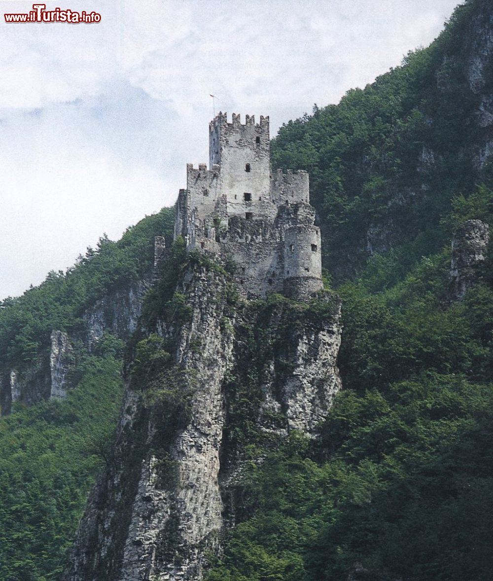 Immagine Il Castello di Haderburg domina il borgo di Salorno