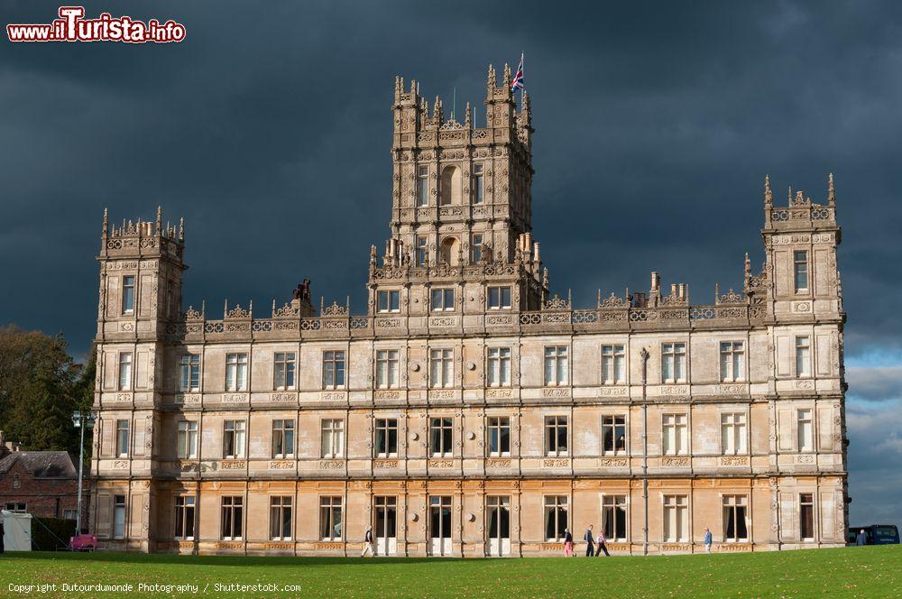 Immagine Il Castello di Highclere a Newbury luogo di ripresa della serie TV di  Downton Abbey - © Dutourdumonde Photography / Shutterstock.com