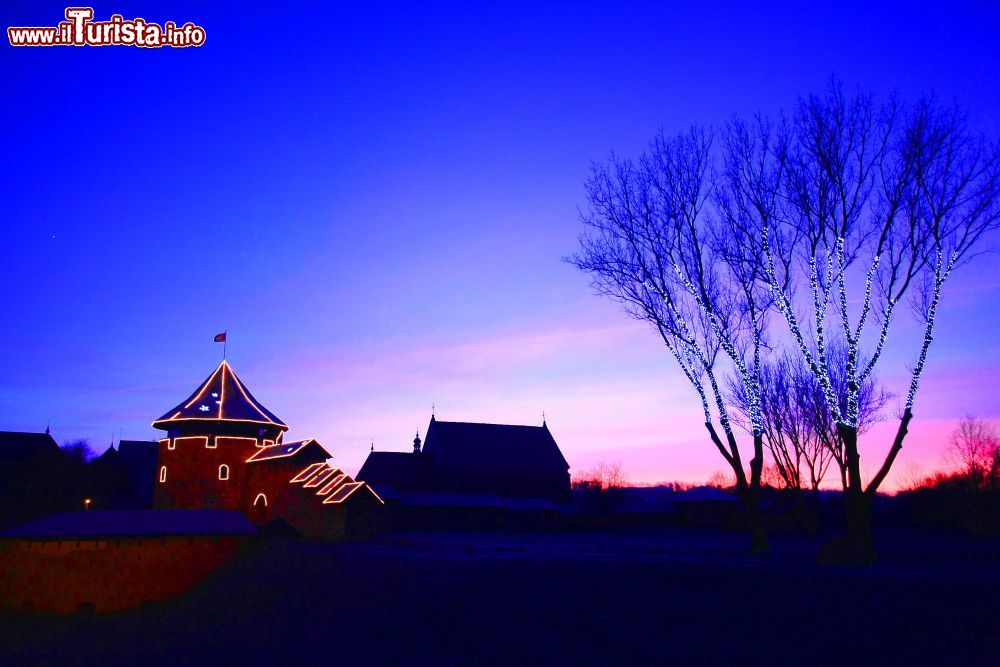 Immagine Il castello di Kaunas (Lituania) illuminato nel periodo del Natale.