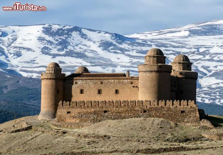 Immagine Il castello di La Calahorra e le montagne innevate della Sierra Nevada in Andalusia. Il "Castillo" venne costruito all'inizio del 16° secolo ed  è il primo castello rinascimentale costruito fuori dall'Italia