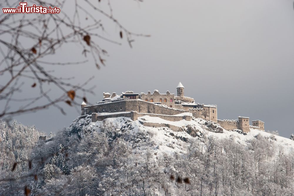 Immagine Il castello di Landskron a Villach, Austria, innevato. Questa fortezza sorge su un'altura panoramica di grande bellezza che sovrasta l'abitato. Durante il Medioevo il castello fu uno dei punti di appoggio degli Asburgo in Carinzia.