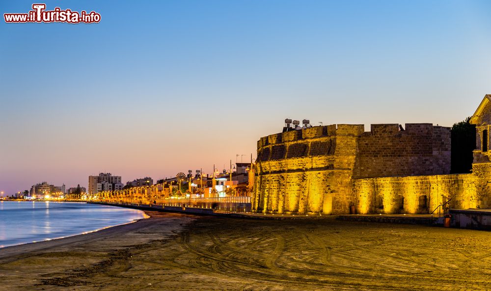 Immagine Il castello di Larnaca illuminato al crepuscolo, isola di Cipro. Nonostante un secolo di abbandono, il castello ha mantenuto la sua struttura originale. Durante l'occupazione genovese e il successivo Regno di Cipro venne ampliato.