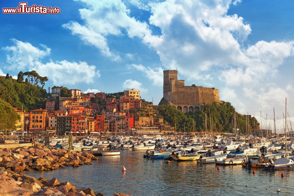 Immagine Il Castello di Lerici, costruito a partire dal XII secolo, domina il porto della cittadina ligure. Oggi è sede del museo geopaleontologico.