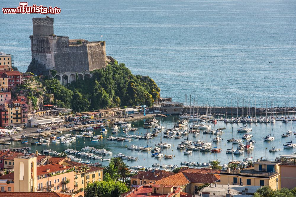 Immagine Il Castello di Lerici (Liguria), lungo il lato orientale del porto. Si tratta di uno dei più belli della regione.