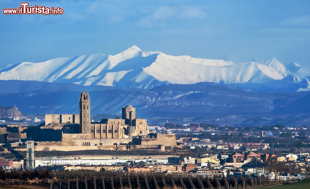 Immagine Il castello di Lerida, Spagna, con le montagne innevate sullo sfondo. Ben conservato e restaurato, questo spazio fortificato è uno dei pochi edifici di architettura militare eretto direttamente dall'Ordine del Tempio.