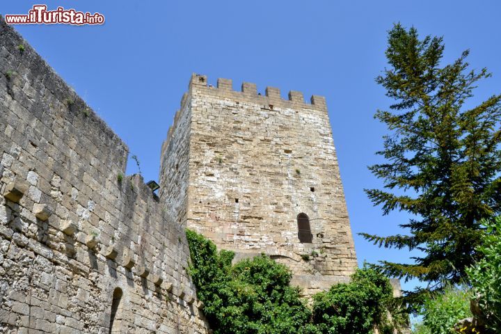Immagine Un torrione del Castello di Lombardia a Enna, Sicilia - Il Castello di Lombardia, oltre a essere il simbolo della città di Enna, è anche uno dei castelli medievali più grandi e imponenti d'Italia. Considerato per secoli una fortezza inespugnabile, questo splendido castello è stato nel corso dei secoli anche una prigione e, al giorno d'oggi, è la maggiore attrazione turistica della città.  - © ciccino77 / Shutterstock.com