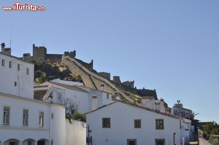 Immagine Il castello di Marvao sovrasta l'abitato del villaggio di Marvao, Portogallo. Si tratta di una piccola città nella città con torri, negozi, mura e una caffetteria - © monysasu / Shutterstock.com