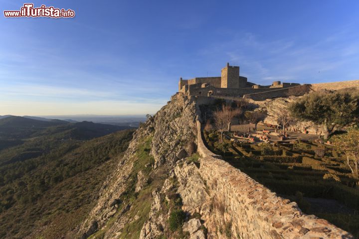 Immagine Il castello di Marvao, suggestiva attrazione turistica in Alentejo. Questa località ha da sempre rivestito un ruolo importante nella storia del paese per la sua posizione strategica rappresentandone un naturale punto di difesa - © ARoxoPT / Shutterstock.com