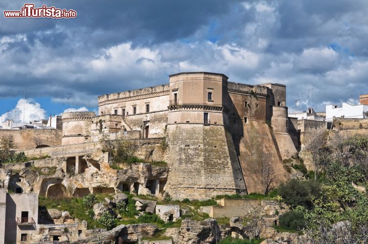 Immagine Il Castello di Massafra a Taranto, Puglia - Edificato in località Lo Pizzo nel centro storico di Massafra, il castello si affaccia sulla gravina San Marco. La sua architettura lo vuole simile ad altre fortezze pugliesi con quatrro torri disposte a quadrilatero e legate fra di loro da cinte murarie. Proprietà di Riccardo Senescalco nel 1081, il castello passò poi sotto il dominio angioino e successivamente sotto gli aragonesi per essere infine acquistato dal Comune. Nel 2007 la fortezza è stata immortalata come simbolo della città in un francobollo dedicato a Massafra © Mi.Ti. / Shutterstock.com