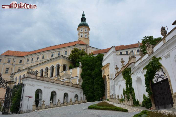 Immagine Il castello di Mikulov in Moravia, Repubblica Ceca. Fra i più pittoreschi castelli di questa regione, qui vi soggiornarono personaggi illustri a cominciare da Napoleone. In stile barocco, venne gravemente danneggiato da un incendio nel 1945 durante la ritirata dell'esercito tedesco ma ricostruito nell'arco di qualche anno. Da non perdere sono la biblioteca e la sala degli antenati.