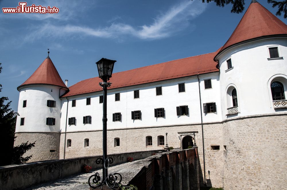 Immagine Il castello di Mokrice nei pressi di Brezice, Slovenia. Questa antica costruzione di epoca medievale ospita oggi un hotel di lusso con camere arredate in stile, un ristorante nella sala di una torre, un campo da golf e una cantina secolare.