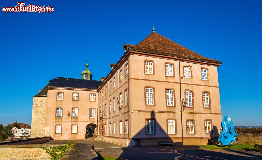 Immagine Il castello di Montbeliard, Francia, in una giornata di sole. Già presente nel X° secolo quando era una semplice piazzaforte, il maniero è stato poi trasformato e aumentato a livello di dimensioni nel corso dei secoli. Oggi ospita un museo e il conservatorio musicale.