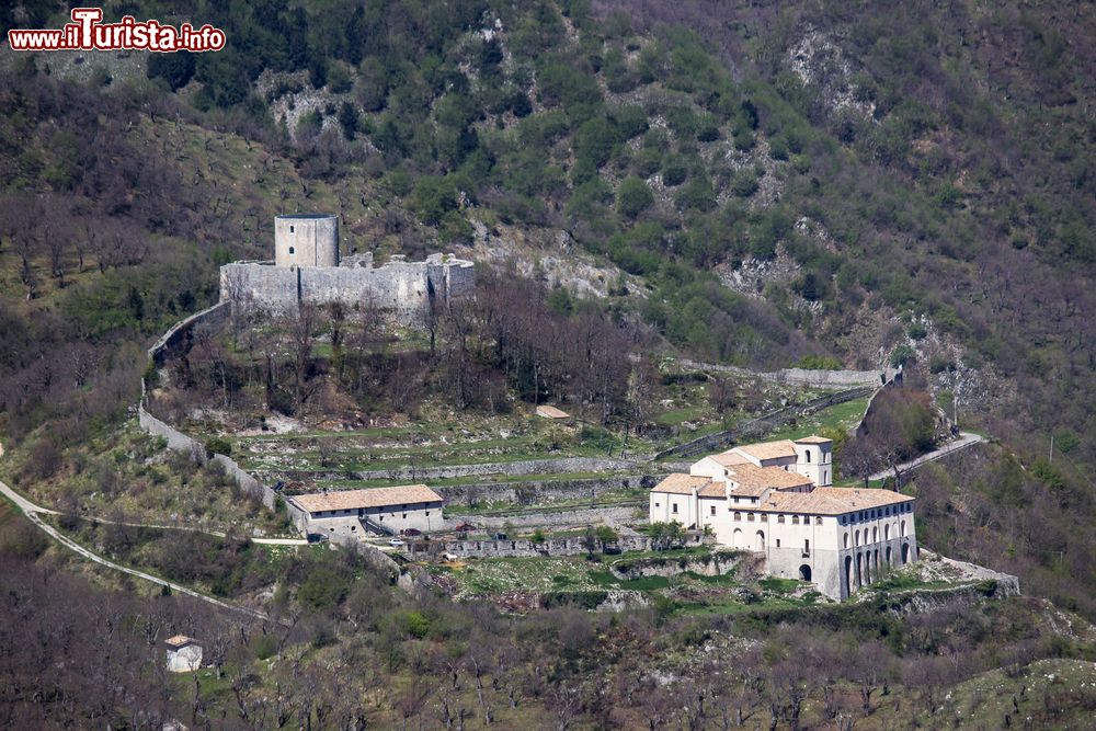 Immagine Il Castello di Montella e il Convento della località della Provincia di Avelino in Campania