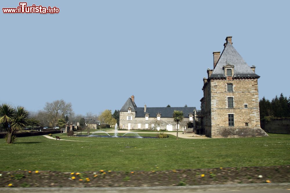 Immagine Il castello di Montgomery nel villaggio di Ducey-les-Cheris, Normandia (Francia). Monumento storico dal 1923, è celebre per la sua scalinata monumentale.