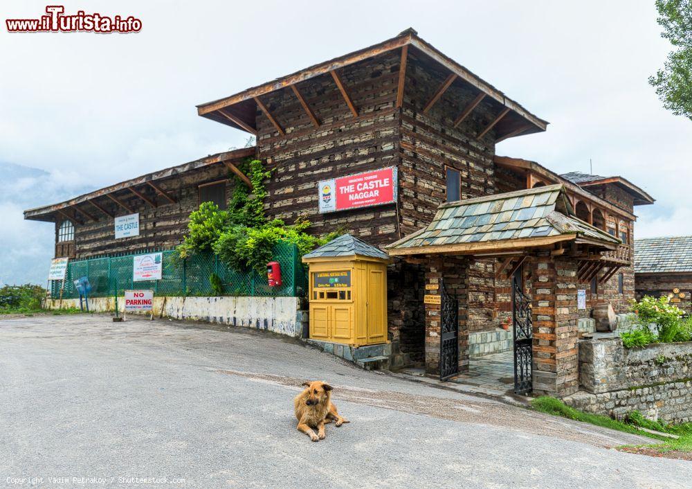 Immagine Il castello di Naggar, Himachal Pradesh, India del nord. Edificato dai raja sikh di Kullu nel 1460, questo forte rappresenta un importante esempio del tipico stile architettonico dell'Himachal che alterna la pietra al legno. Nel 1978 è stato trasformato in un albergo per via dei problemi finanziari dell'ultimo raja - © Vadim Petrakov / Shutterstock.com