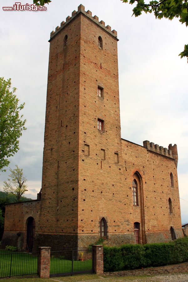 Immagine Il Castello di Nazzano a Rivanzzano, Oltrepò Pavese, Lombardia - © Alessandro Vecchi - CC BY-SA 3.0, Wikipedia