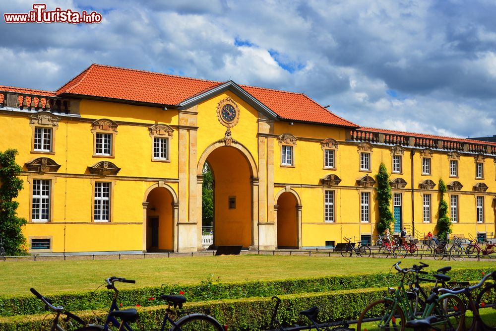 Immagine Il castello di Osnabruck e la chiesa di Santa Caterina, Germania. La fortezza seicentesca, circondata da vecchie mura e imponenti torri di avvistamento, è uno degli edifici più prestigiosi della città.