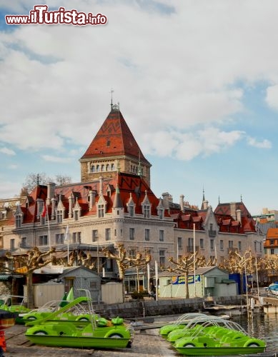 Immagine Il castello di Ouchy a Losanna, Svizzera. Oggi ospita un albergo anche se un tempo era una residenza vescovile. Lo stile con cui si presenta è un neogotico del XIX° secolo - © Gayane / Shutterstock.com