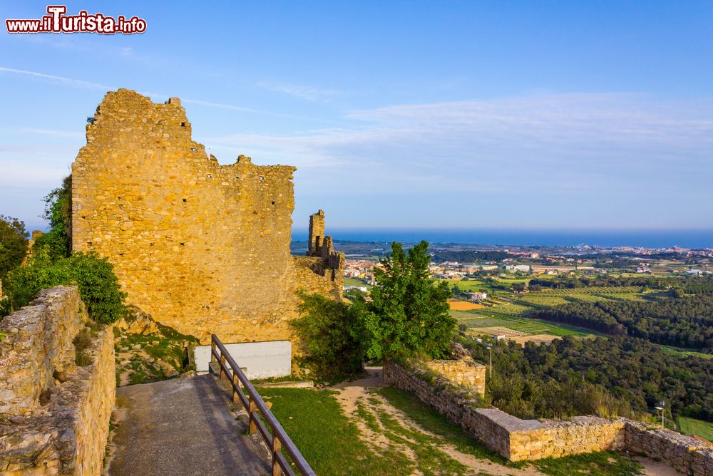 Immagine Il castello di Palafolls nei pressi di Blanes, Costa Brava, Spagna. La vista che si può ammirare dalla cima della fortezza è impagabile.