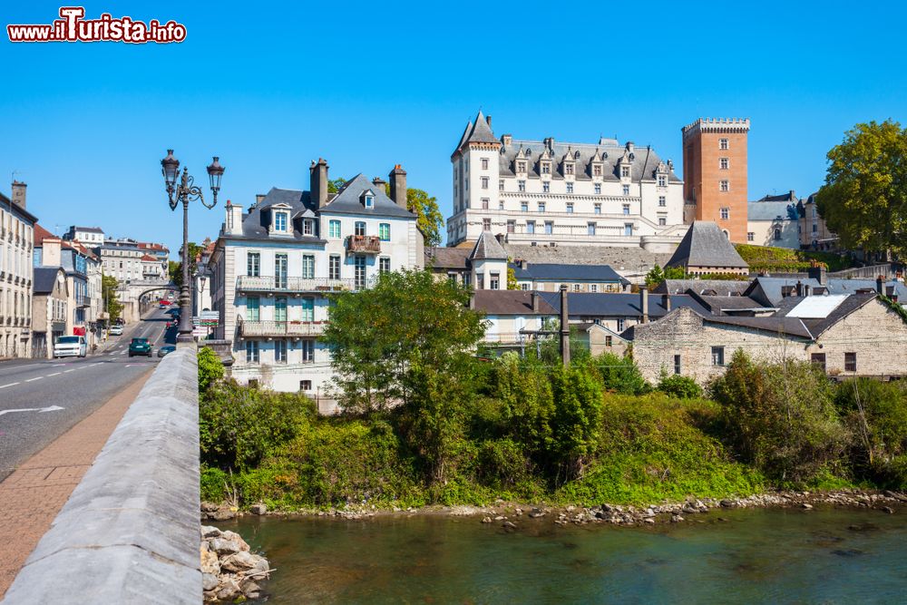 Immagine Il castello di Pau visto da un ponte sul fiume Gave de Pau, Francia.