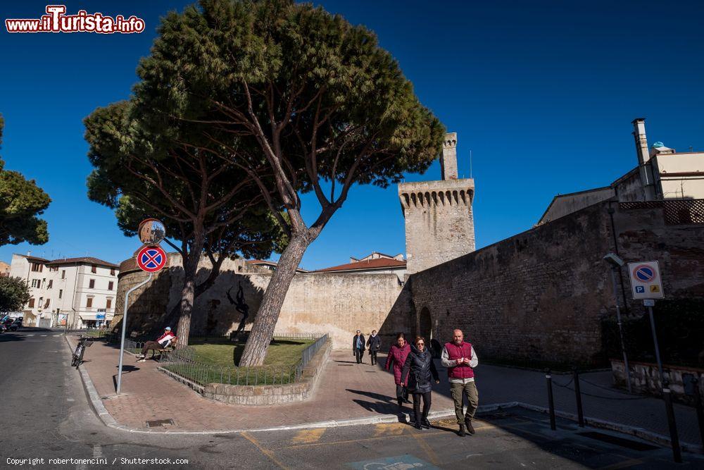 Immagine Il castello di Piombino con il Torrione e il Rivellino, provincia di Livorno, Toscana. Si tratta di un'antica costruzione militare della città che sorge in piazza Giuseppe Verdi - © robertonencini / Shutterstock.com