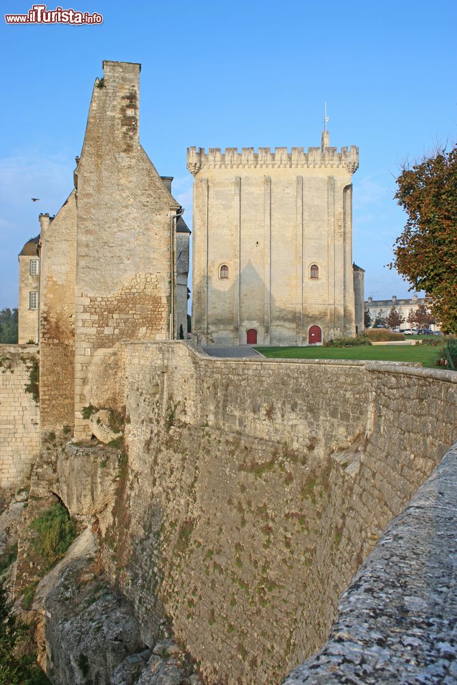 Immagine Il castello di Pons, Francia, uno dei monumenti più visitati dai turisti.