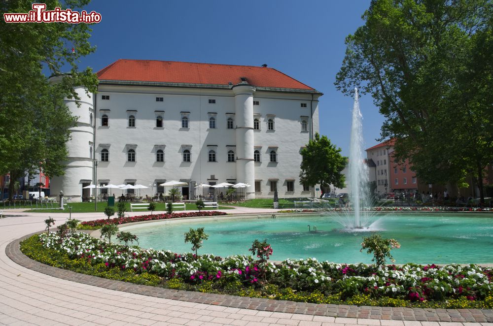 Immagine Il castello di Porcia nella città di Spittal an der Drau, Carinzia, Austria. Questa costruzione quadrata con torri angolari è uno dei rari esempi di palazzi di gusto italiano in terra d'Austria.