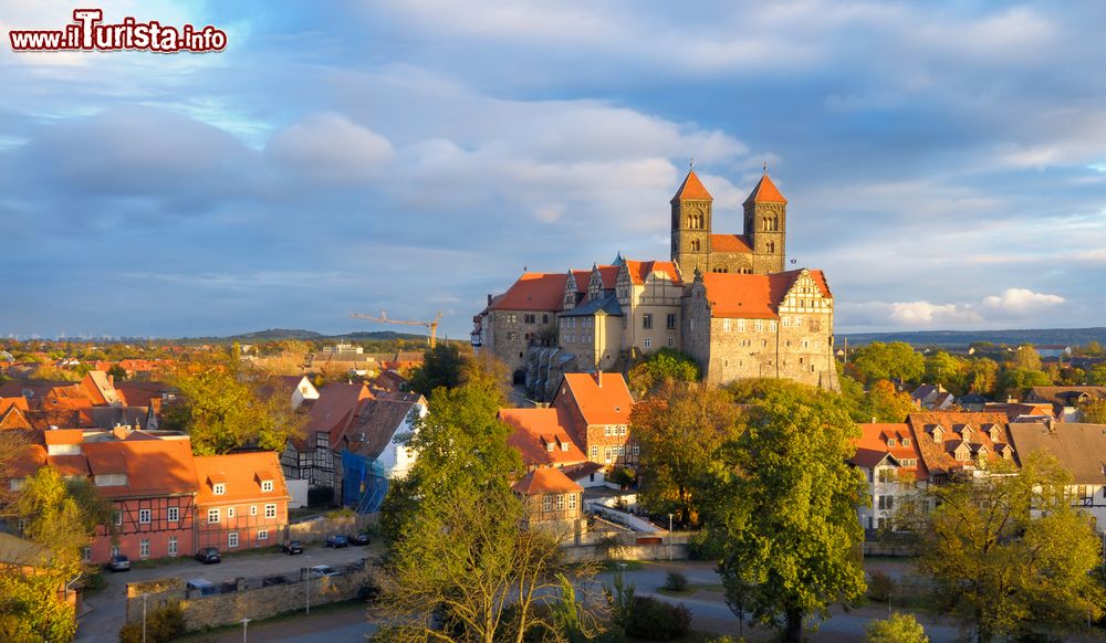 Immagine Il castello di Quedlinburg al sole della sera fotografato in autunno, Germania.