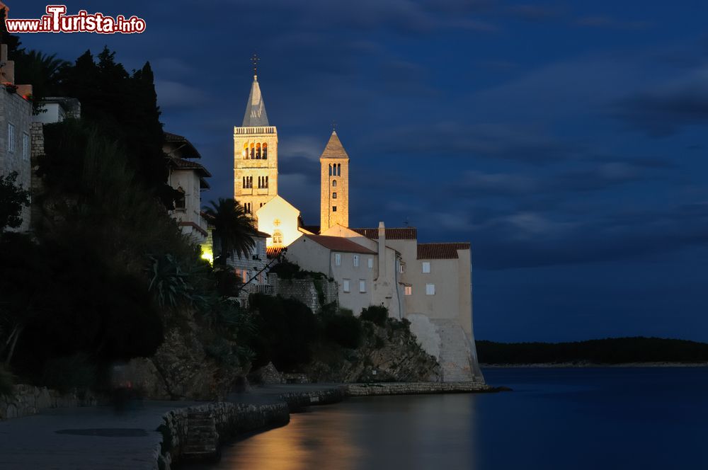 Immagine Il castello di Rab fotografato di notte, Croazia.