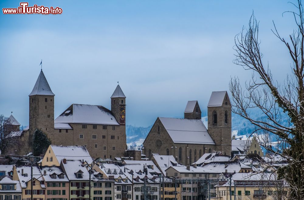 Immagine Il castello di Rapperswil-Jona nel Cantone di San Gallo, Svizzera, in inverno. 