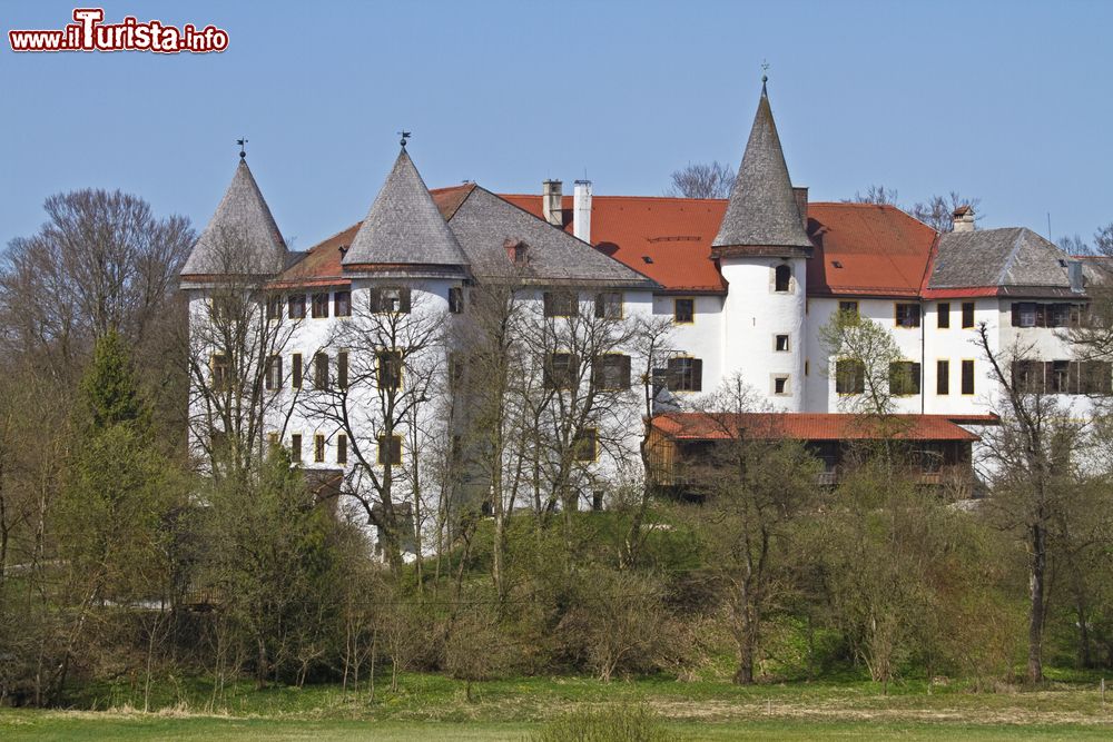 Immagine Il castello di Reichersbeuern nei pressi di Bad Tolz, Germania. L'antica fortezza cittadina è immersa nel verde del land di Baviera.