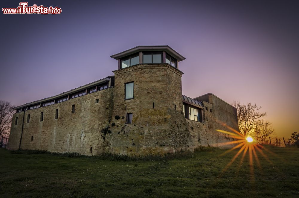 Immagine Il castello di Riccione al tramonto, Emilia Romagna. Costruito nel XIII° secolo dalla famiglia fiorentina degli Agolanti in esilio, il castello si è rivelato un importante baluardo per la difesa cittadina.