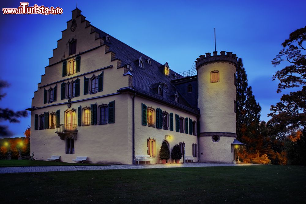 Immagine Il castello di Rosenau nei pressi di Coburgo, Germania, fotografato di notte. Trasformato in casa di campagna ducale, questo castello si trova fra le città di Coburgo e di Rodental, nell'antico stato storico di Sassonia-Coburgo, ora Baviera. E' noto per essere stato il luogo in cui è nato e ha trascorso l'infanzia Alberto di Sassonia-Coburgo-Gotha che divenne principe consorte della Regina Vittoria nel 1840.