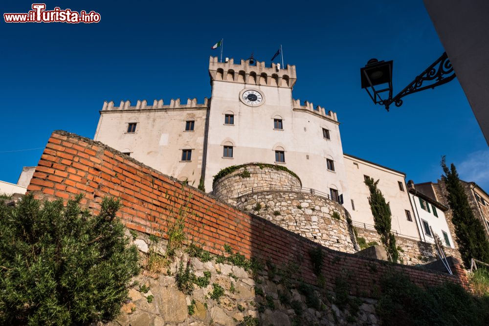 Immagine Il castello di Rosignano Marittimo, Toscana. Monumento simbolo del paese, fu costruito attorno al 1070 per volere dei Lorena sulla sommità del colle e rivolto verso il mare.