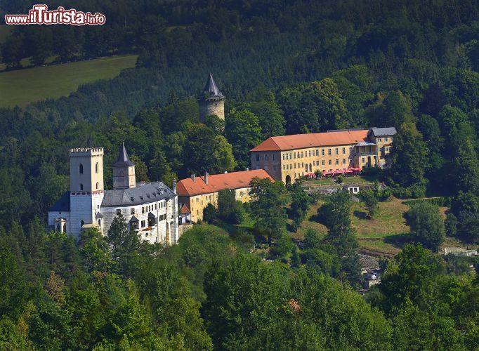 Immagine Il castello di Rozmberk nad Vltavou, Repubblica Ceca. Costruito attorno alla metà del XIII° secolo dalla famiglia Vitek, questo bel maniero che sorge sulle rive del fiume Vltava è anche uno dei più antichi della Boemia meridionale