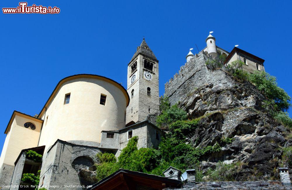 Immagine Il castello di Saint Pierre e la Chiesa Parrocchiale fotografati dal centro storico del borgo in Valle d'Aosta - © Erick Margarita Images / Shutterstock.com