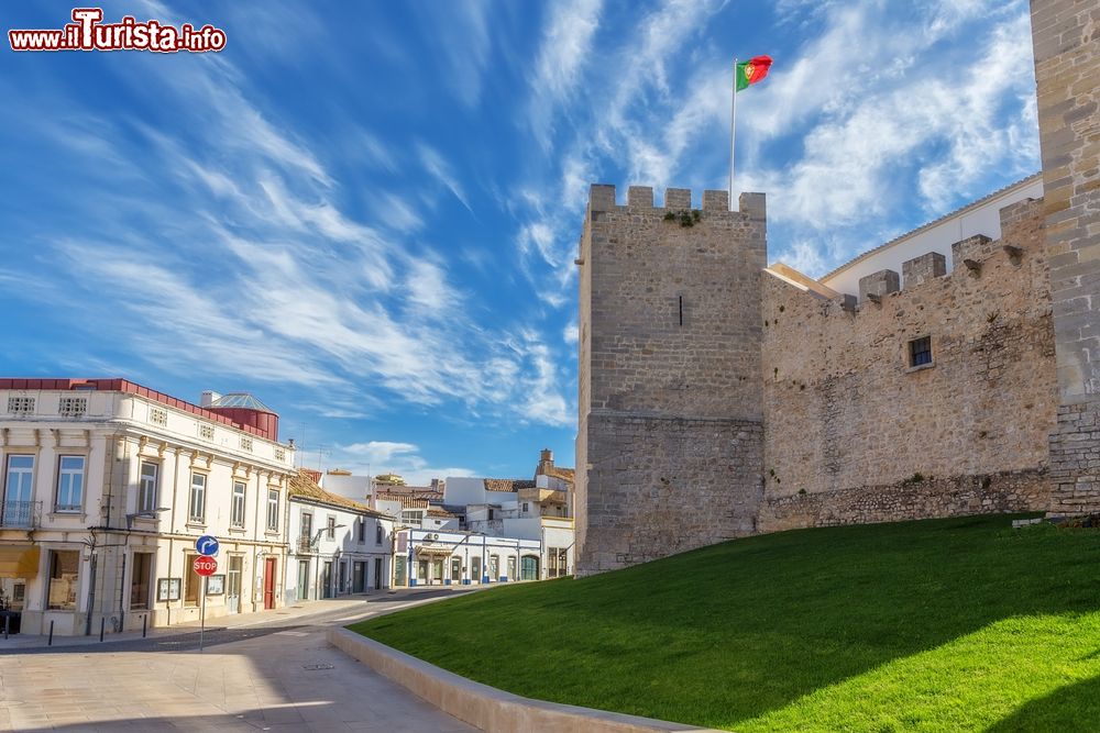 Immagine Il castello di San Clemente a Loulé, Algarve, Portogallo. Nella fortezza si possono ammirare alcuni reperti interessanti fra cui una ghigliottina e armi antiche.