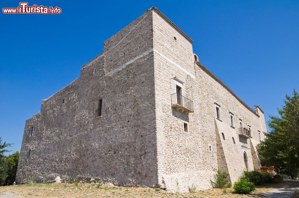 Immagine Il castello di Sant'Agata di Puglia, Italia. Roccaforte di controllo militare sulla vallata sottostante in epoca bizantina e longobarda, nella seconda metà del mille passò sotto la dominazione dei Normanni.