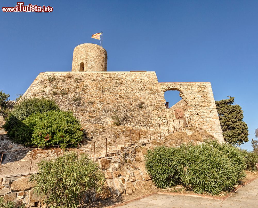 Immagine Il castello di Sant Joan a Blanes, Costa Brava, Spagna. Situato sulla cima del colle omonimo, il castello venne costruito a metà del XIII° secolo sui resti di una fortificazione preesistente.