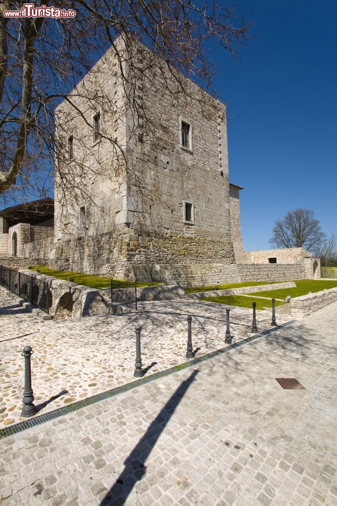 Immagine Il Castello di Sant'Angelo dei Lombardi domina il centro del borgo della Campania