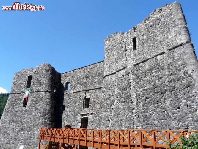 Immagine Il Castello di Santo Stefano, la fortezza montana della Liguria orientale - © Davide Papalini - CC BY 2.5 - Wikimedia Commons.